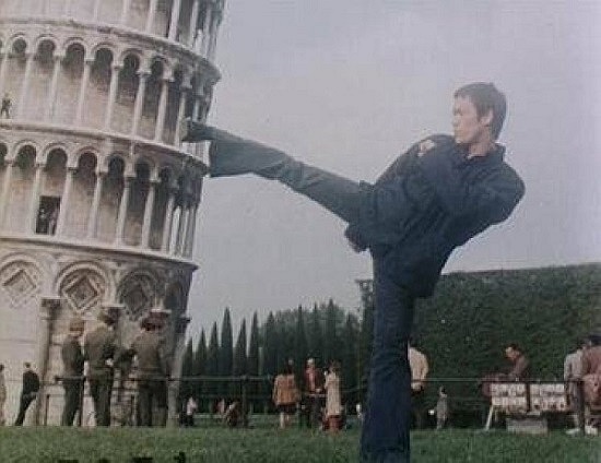 Với biểu hiện xuất thần trong 'Mãnh long quá giang', Lý Tiểu Long tiếp tục thống trị phòng vé Đông Nam Á, đồng thời vinh dự được xướng tên tại Liên hoan phim Kim Mã với hạng mục Kịch bản xuất sắc nhất. 