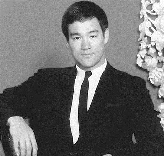 Nhưng không ai có thể ngờ rằng, đúng như với nhan đề của bộ phim, Trò chơi tử thần thực sự là cuộc đánh cược vận mệnh của siêu sao võ thuật họ Lý. Trong khi bộ phim vẫn chưa kịp hoàn thành thì Lý Tiểu Long đã vội vàng rời xa thế giới này. 