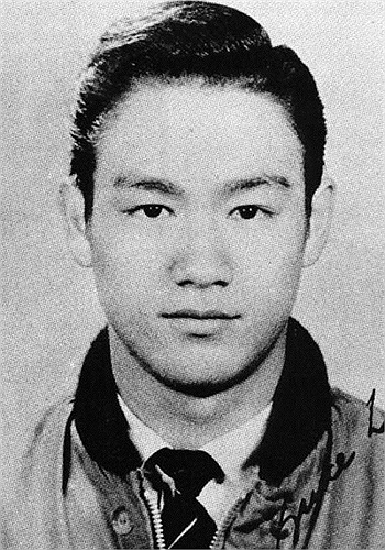 Chiều ngày 20/7/1973, Lý Tiểu Long cùng nhà sản xuất Trâu Văn Hoài đến nhà nữ diễn viên Đinh Bội để bàn bạc về kịch bản bộ phim. Khoảng 7h tối, Lý Tiểu Long cảm thấy đau đầu, Đinh Bội liền cho ông uống loại thuốc giảm đau bà vẫn thường sử dụng. 