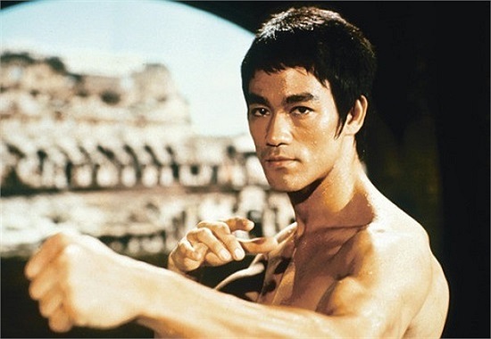 Năm 1978, 'Trò chơi tử thần' ra mắt khán giả tại Los Angeles, biến ngày 8/7 năm đó trở thành Ngày Lý Tiểu Long. Những phân đoạn Lý Tiểu Long còn đang dang dở được một nam diễn viên võ thuật Hàn Quốc đóng thế. 