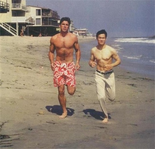 Năm 1960, Lý Chấn Phan vào học tại đại học Washington thuộc thành phố Seatle. Song song với việc học tập trên giảng đường, chàng sinh viên họ Lý vẫn tiếp tục theo đuổi đam mê võ thuật, Lý Chấn Phan đã dành dụm tiền thuê lại một góc của một bãi đỗ xe.