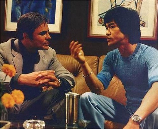 Tiếng lành đồn xa, tài năng của Lý Chấn Phan lưu truyền khắp nơi trên đất Mỹ. Các đài truyền hình thi nhau mời võ sư người Trung Quốc này đến biểu diễn, còn các ngôi sao võ thuật và hành động của Hollywood thì tìm đến bái anh làm thầy. 