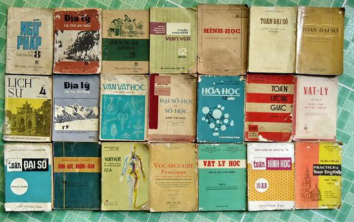 Mô hình giáo dục này trong những năm 1970 có khuynh hướng chấp nhận mô hình giáo dục Hoa Kỳ có tính cách đại chúng và thực tiễn. Trong ảnh là sách giáo khoa thời kỳ đó