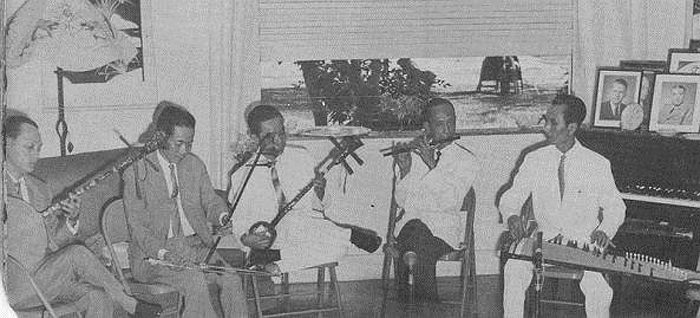 Các giáo sư Trường Quốc gia Âm nhạc và Kịch nghệ đồng tấu: Trần Thanh Tâm (đờn kìm), Phan Văn Nghị (đờn cò), Trương Văn Đệ (đờn tam), Vũ Văn Hòa (sáo) và Nguyễn Vĩnh Bảo (đờn tranh)