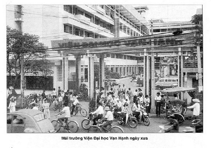 Học sinh đậu được Tú tài II thì có thể ghi danh vào học ở một trong các viện ĐH, trường ĐH, và học viện trong nước. Vì số chỗ trong một số trường có giới hạn nên học sinh phải dự kỳ thi tuyển có tính chọn lọc rất cao. 