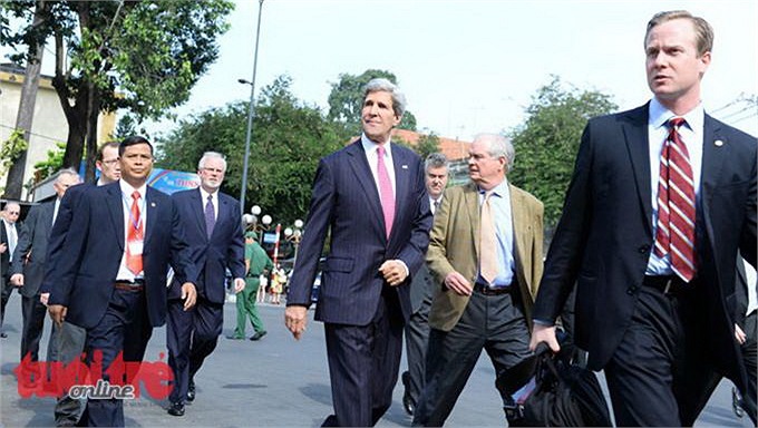 Ngoại trưởng Mỹ tản bộ tại khu vực trung tâm TP.HCM - Ảnh: Thuận Thắng 