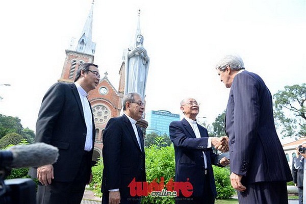 Ngoại trưởng Mỹ đến nhà thờ Đức Bà - Ảnh: Thuận Thắng