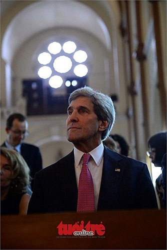 Ngoại trưởng Mỹ vào nhà thờ Đức Bà - Ảnh: Thuận Thắng
