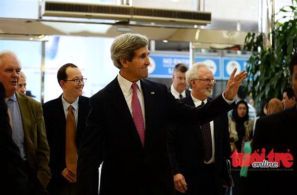 Ngoại trưởng Mỹ vẫy chào người đi đường - Ảnh: Thuận Thắng