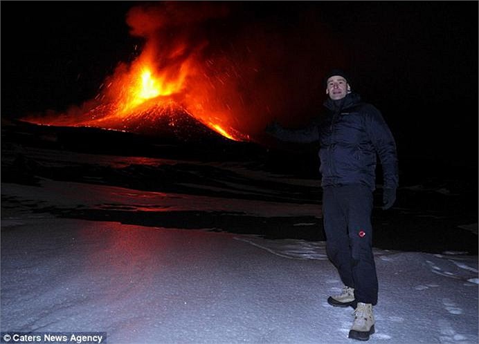 Nhiếp ảnh gia Đức Marc Szeglat chụp ảnh tại một trong những núi lửa hoạt động mạnh nhất, Klyuchevskoy - nơi hoàn toàn có thể làm bối cảnh cho Núi Modor nếu đạo diễn Peter Jackson quay phim tại đây. 