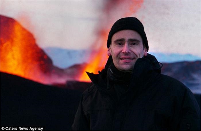 Szeglat đã sử dụng máy ảnh Panasonic DMC-GH3 để chụp những bức ảnh từ khoảng cách 12km, thể hiện sự tương phản rõ nét giữa sức nóng của núi lửa phun trào và sự băng giá của những ngày tuyết đầu tiên.