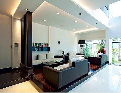 Bộ sưu tập xe của Cường đô-la từng được chuyên trang ô tô của Mỹ Autoguide.com so sánh với bộ sưu tập của một thiếu gia người Ả-rập. 