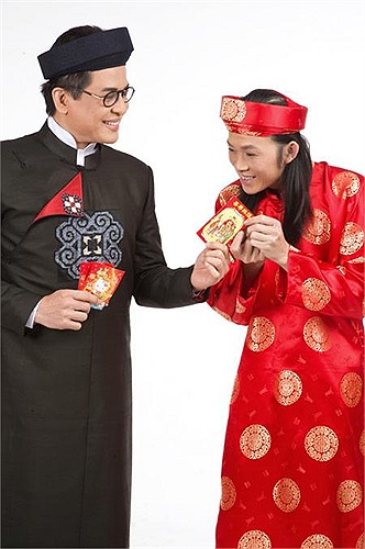 Hoài Linh 'khúm núm' nhận tiền mừng tuổi của MC Thanh Bạch. 