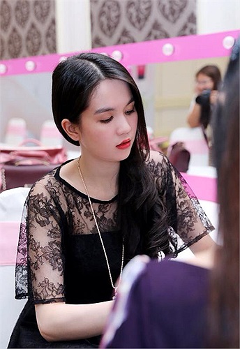 Ngọc Trinh kiêu sa với váy ren đen.