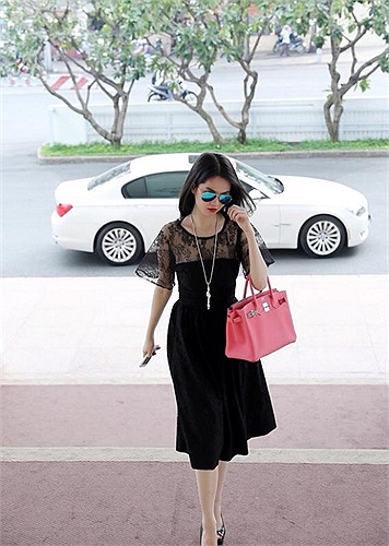 Người đẹp nhìn khá 'nhừ' với phong cách này.