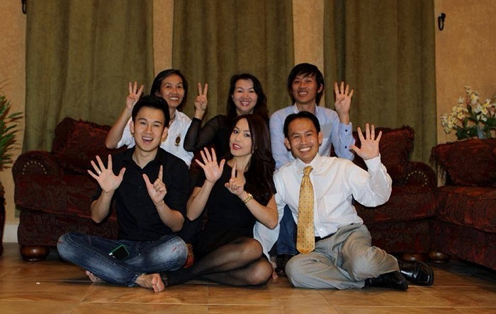 Để kỷ niệm 20 năm cả gia đình định cư ở Mỹ, Hoài Linh và Dương Triệu Vũ chia sẻ những bức ảnh của 6 anh em rất thân thiết và tình cảm.