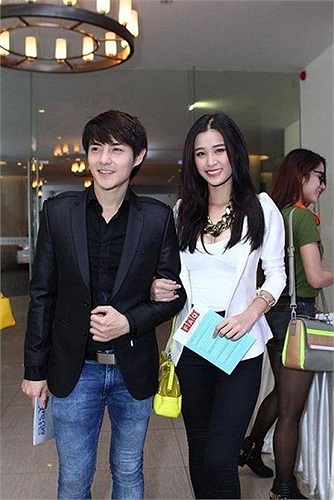 Hai người lúc nào cũng quấn quýt.