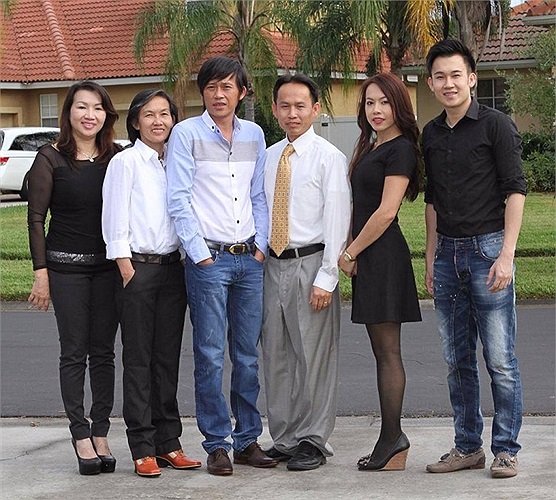 Vì cuộc mưu sinh nên ít có thời gian gặp nhau. Tuy vậy vẫn rất gần nhau trong lời cầu nguyện. Chị em mình là niềm hạnh phúc của bố mẹ đấy. Mãi mãi vẫn vậy...' 