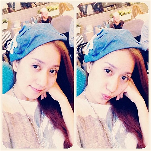 Khánh Thi làm điệu với nơ cài tóc.