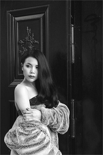 Trà Ngọc Hằng nóng bỏng trong từng cách tạo dáng.