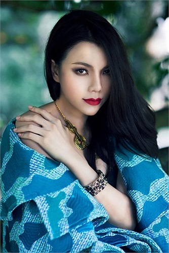 Trà Ngọc Hằng khoe tối đa vẻ gợi cảm của cơ thể.