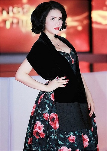 Lý Nhã Kỳ khiến nhiều người nghĩ cô đang đi theo phong cách gợi cảm của Phạm Băng Băng.