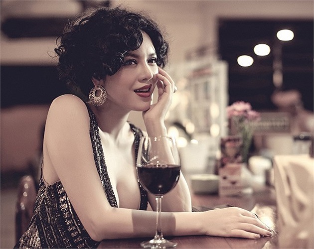 Sexy với tạo hình cô đào điện ảnh.