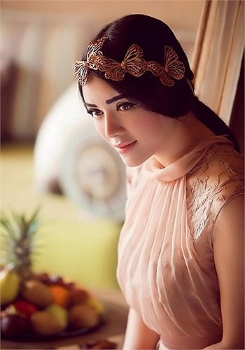 Nhiều người nhận xét, phong cách dịu dàng kín đáo hợp với gương mặt búp bê của Lý Nhã Kỳ hơn là những 'bộ cánh' sexy khoe vòng một. Theo Khampha.vn