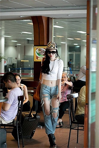 Cách đây chưa lâu, Vũ Hoàng Điệp khiến những vị khách tại sân bay Tân Sơn Nhất phải 'mắt tròn mắt dẹt' khi diện chiếc quần rách te tua cả trước lẫn sau.