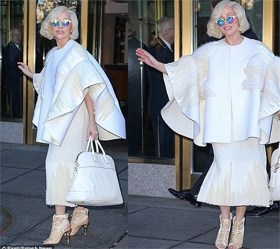 Nữ ca sỹ Lady Gaga chưa bao giờ hết đam mê với những bộ trang phục kỳ dị.