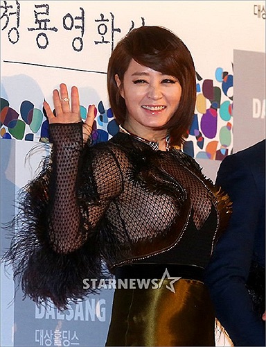 Tuy nhiên, với thiết kế tua rua này, bộ trang phục khiến người xem rối mắt và để lộ thân hình đẫy đà của ngôi sao gần 50 tuổi này.