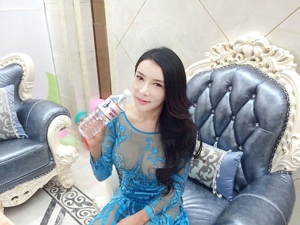 Tân Phan Kim Liên Cung Nguyệt Phi lại gây náo loạn đường phố khi diện chiếc váy với chất liệu xuyên thấu, nửa kín nửa hở.