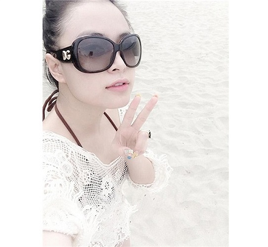 Hoàng Thùy Linh mặc áo bơi màu nâu và áo lưới trẻ trung. Nhưng cô cũng lộ nhược điểm vòng một có số đo hạn chế.