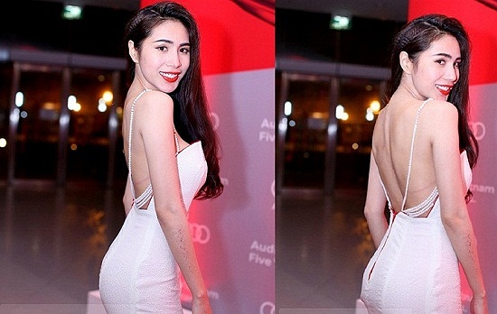 Cô cũng là một tín đồ của style khoe lưng trần. 