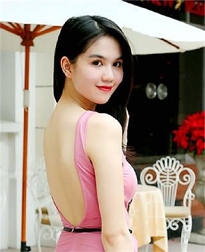 Một trong những thiết kế hở lưng khoe đường cong gợi cảm của Ngọc Trinh.
