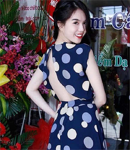 Với thế mạnh là làn da trắng sáng không tì vết, nữ hoàng nội y liên tục khoe lưng trần quyến rũ.