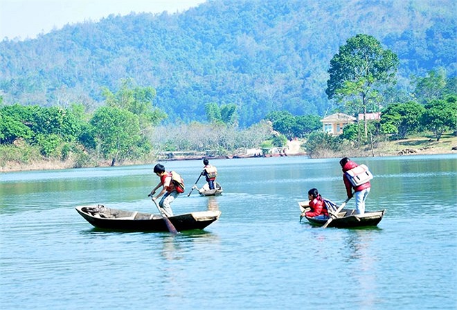 Hồ Cấm Sơn nằm giữa tỉnh Bắc Giang và Lạng Sơn, là đập thủy điện lớn thứ tư ở miền Bắc với chiều dài lên tới 30 km, nơi rộng nhất lên tới 7 km. Mùa nước lũ, tất cả thửa ruộng ở thôn Đồng Mậm đều bị ngập hết, nhiều đoạn sâu 80-90m