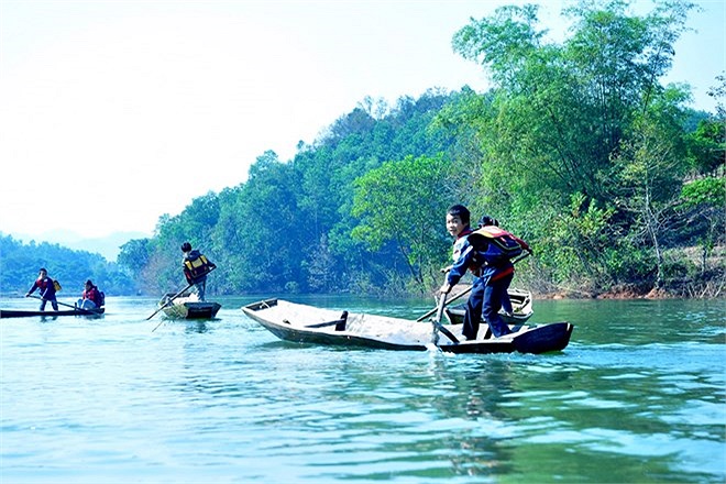 Để đến trường đi học, hằng ngày học sinh tiểu học ở Đồng Mậm đang phải đánh lộn với sông nước. Đây là con đường duy nhất đến trường của các em học sinh.