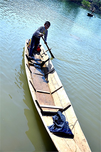 Bốn bề là nước bổ vây, dòng nước mấp mé ở mạn thuyền khiến thuyền chòng chành dường như sắp lật úp, nhưng với sự điều khiển của người lái đò nhỏ tuổi, những chiếc thuyền cứ thế lướt đi trên mặt nước