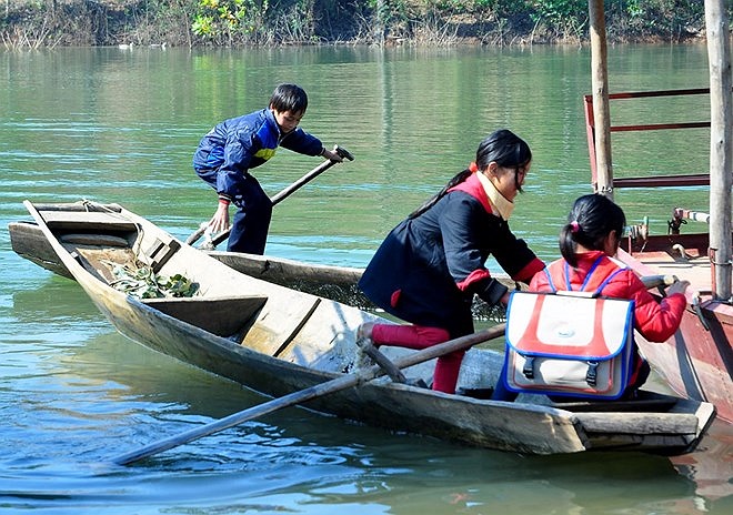 Các em nhỏ cho biết, đi đò quan trọng nhất là giữ thăng bằng, người chèo và kể cả người ngồi không được đùa nghịch, phải mặc áo hoặc đeo cặp phao. Đã có lần do ngồi không cân thuyền nên bị ngã