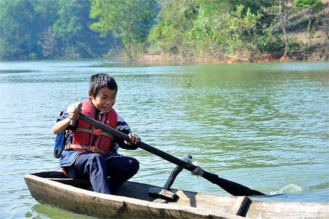 Cô Nguyễn Thị Thạo, Hiệu trưởng Trường tiểu học Sơn Hải cho biết có 126 em đi học bằng thuyền vào mùa nước lớn, mùa nước cạn là 84 em và có 66 em chưa có cặp phao và áo phao.