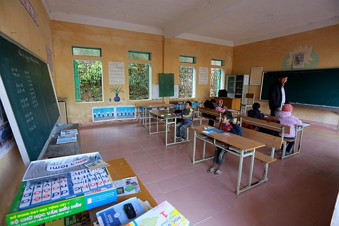 Không chỉ học sinh vất vả, để vào khu này, các thầy cô cũng mất một tiếng chạy thuyền máy. Buổi tối, ở đây chưa có điện, \các thầy cô phải thắp đèn dầu soạn giáo án, không liên lạc được với bên ngoài, ngày cuối tuần mới về cùng gia đình. 