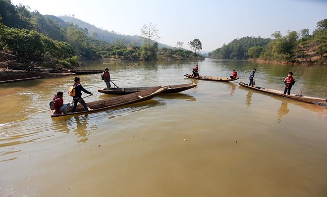Để đến trường các em học sinh phải chèo thuyền qua hồ Cấm Sơn, đây là một trong 3 hồ chứa lớn nhất miền Bắc. 