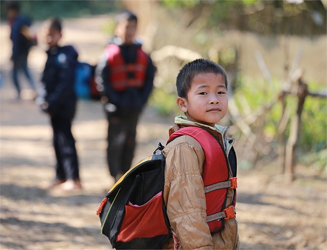 Hầu hết quần áo, cặp sách của các em mặc đều do các tổ chức từ thiện tài trợ, 100% học sinh học tại đây không phải đóng học phí. Tỷ lệ vào cấp 3 của thôn cũng vào khoảng 70%