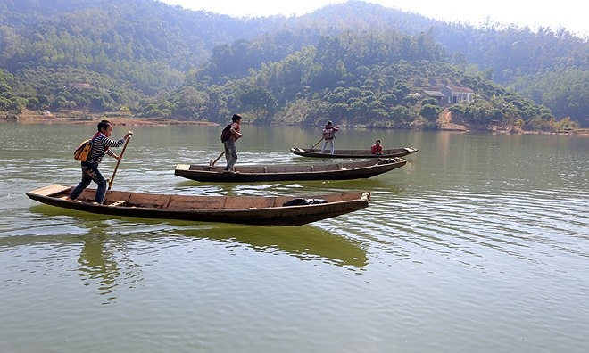 Thôn Đồng Mậm, xã Sơn Hải (huyện Lục Ngạn, Bắc Giang) bị hồ Cấm Sơn chia làm đôi nên hàng ngày, để tới trường học sinh phải tự chèo thuyền đưa nhau qua sông. 