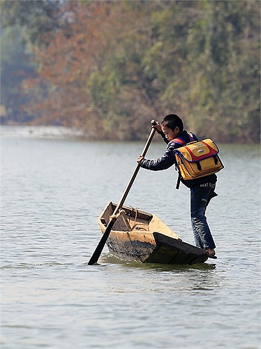Giữa hồ nước rộng lớn, nơi sâu nhất lên tới 80 m, những đứa trẻ chênh vênh trên những con thuyền nhỏ. Những chiếc cặp phao được tài trợ giúp các em bớt nguy hiểm hơn. 