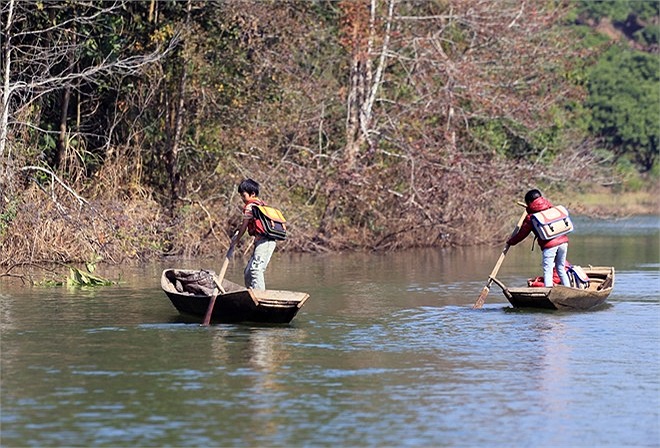 Những em ở xa thì phải chèo thuyền 2 giờ đồng hồ mới đến được trường. 