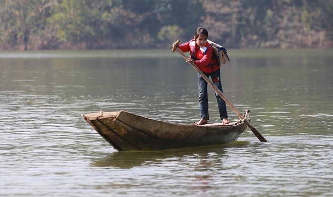 Em Vi Thị Nga, học sinh lớp 5E chèo thuyền khá thành thạo, em cho biết mình biết chèo thuyền từ khi học lớp 2, bố mất nên nhiều hôm mưa gió Nga phải tự mình chèo thuyền đến trường. 