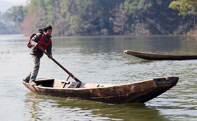 Thôn Đồng Mậm có 27 học sinh đang theo học, việc đi lại chủ yếu bằng thuyền. Vào những hôm trời lạnh, nhiệt độ xuống dưới 5độC các em không may bị lật thuyền, dù biết bơi nhưng nước lạnh giá cũng đủ cướp đi mạng sống các em 