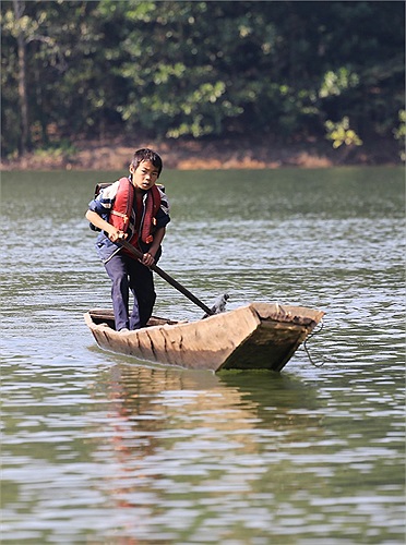 Em Vi Văn Bản cho hay, nhiều lần bị mưa gió và lật thuyền khiến sách vở ướt sũng. 